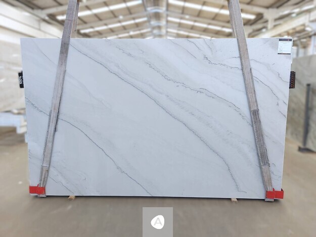 Antolini Quarzite Macaubas Select slab with clean white field and soft gray diagonal veining, polished