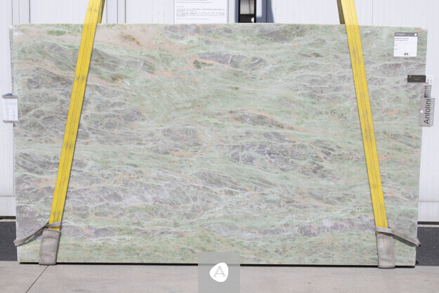 Antolini Quarzite Breeze slab with soft sage-green field and quiet gray-pink veining, polished