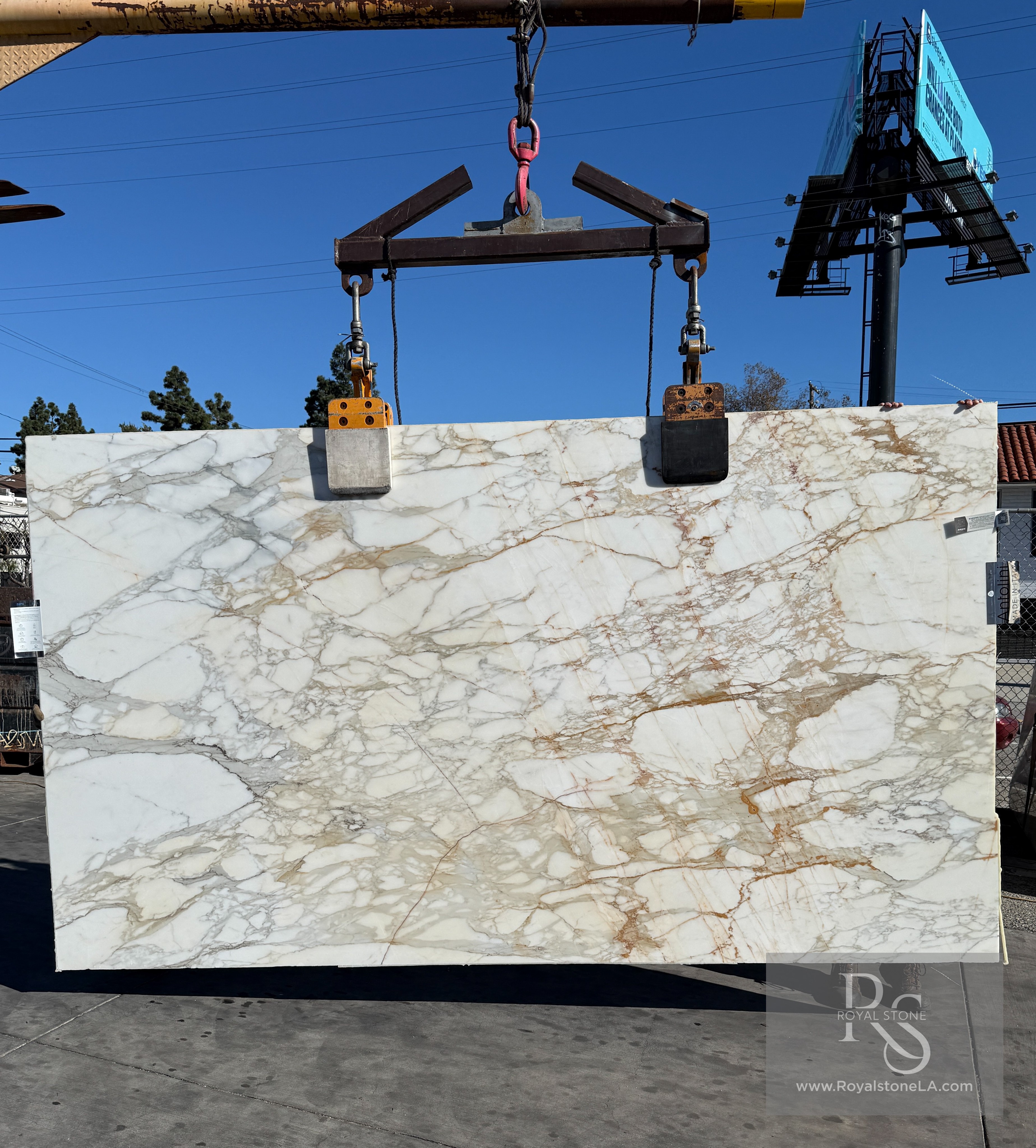 Antolini Calacatta Oro YG583 marble slab with Flute Texture finish, white field with warm gold and gray veining and fine vertical ribbing